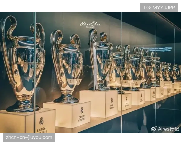 伯纳乌球迷致敬青年队，欧青联冠军展示奖杯瞬间